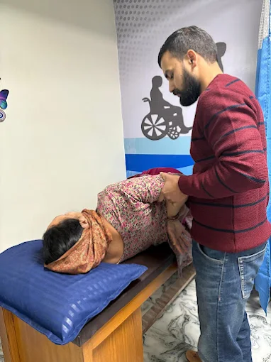 Manual physiotherapy treatment at the clinic